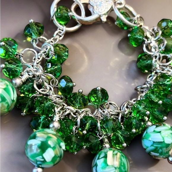 Green glass and swarovski crystal charm bracelet. Recycled green bottle glass. - Picture 16 of 16